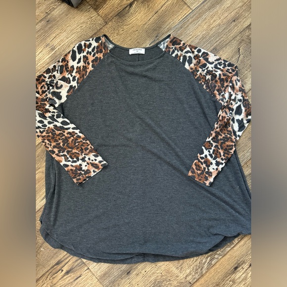 Zenana Outfitters Tops - 👚 🤯Zenana 3x gray and cheetah print long sleeve top